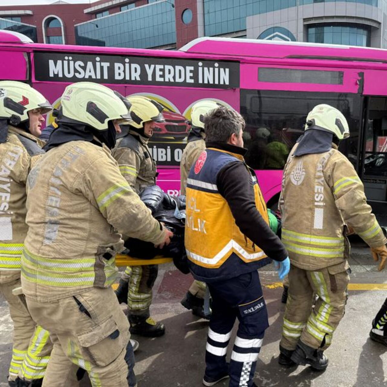 Metrobüs kazası can aldı: 1'ölü, 2'si ağır 20 yaralı