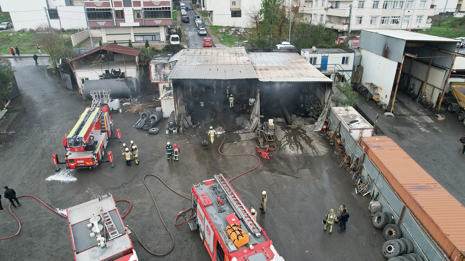 Adres Arnavutköy: Tır tamirhanesinde korkutan yangın
