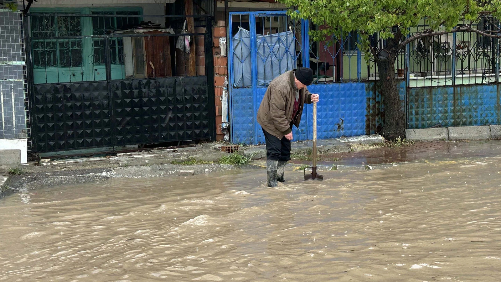 Uşak'ta sağanak etkili oldu: Cadde ve sokaklar göle döndü