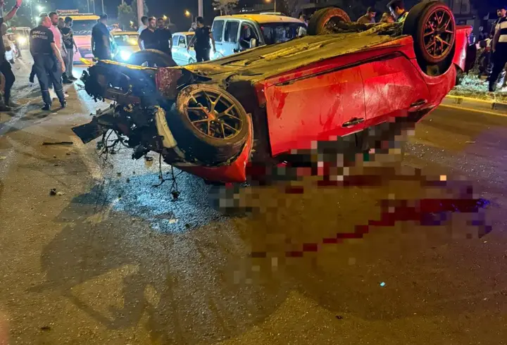 Hatay'da otomobil, kaldırımdaki yayalara çarptı: 3 ölü, 3 yaralı