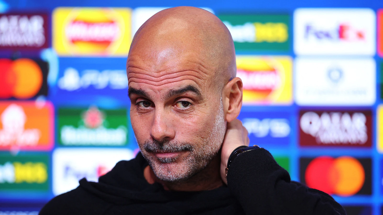 Pep Guardiola, yenilgi sonrası tepki gösterdiği kameramandan özür diledi