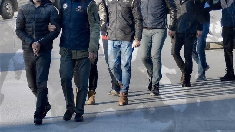 Otomobilinde uyuşturucuyla yakalandı; Tutuklandı