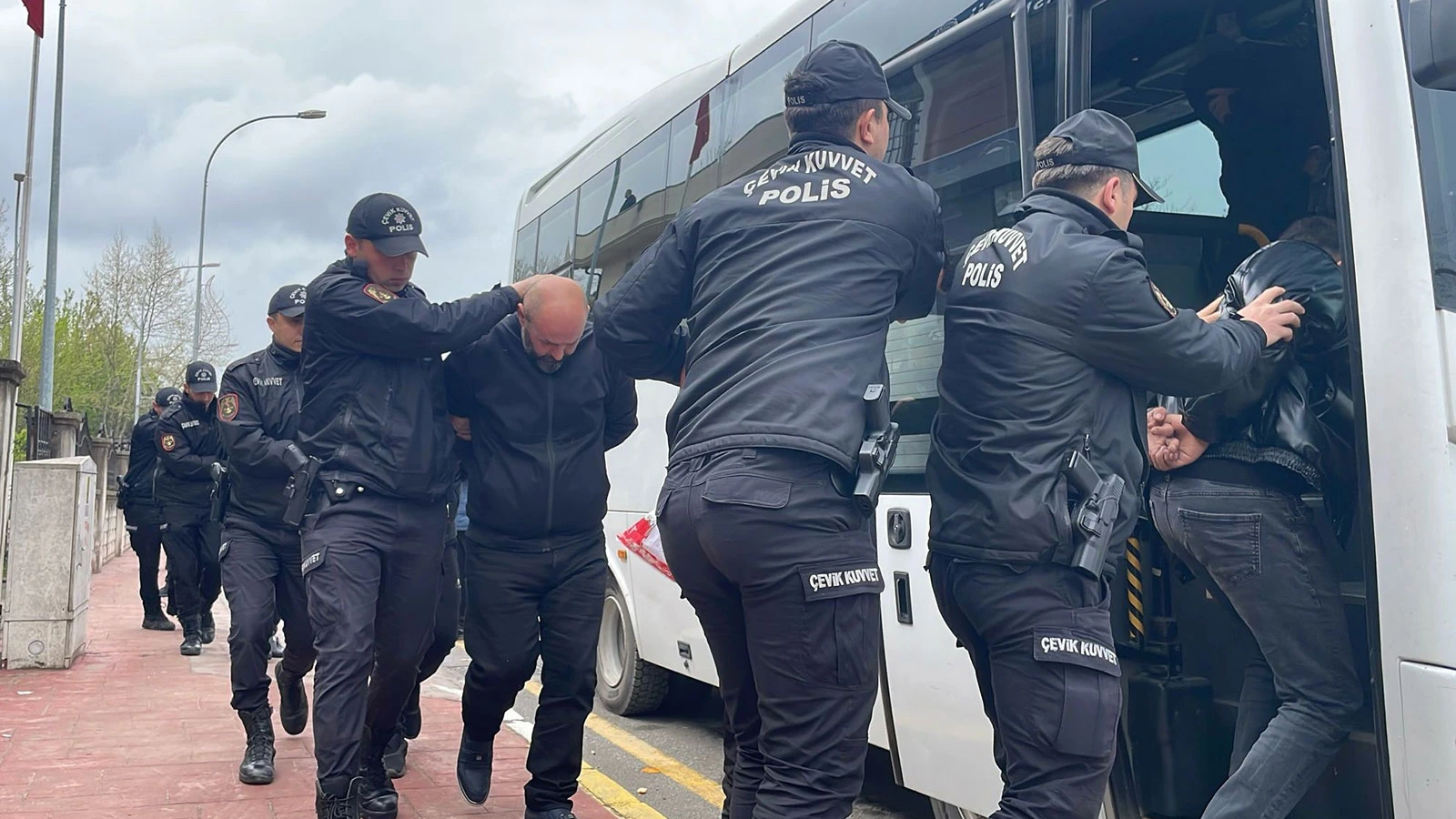 5 kişinin öldürüldüğü silahlı çatışmanın firari 3 şüphelisi teslim oldu