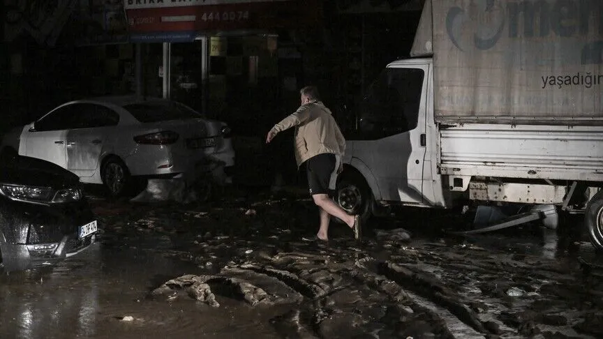 İstanbul'da Sağanak Nedeniyle Gece Boyu Arama Kurtarma Ve Tahliye İşlemleri Devam Etti