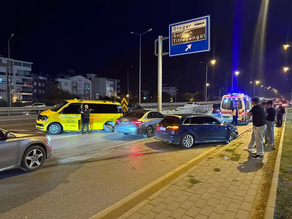Manavgat’ta otomobil ile ticari taksi çarpıştı: 2 yaralı