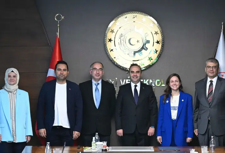 Bakan Kacır, Türk akademisyenlerin uluslararası başarısına tebrik etti