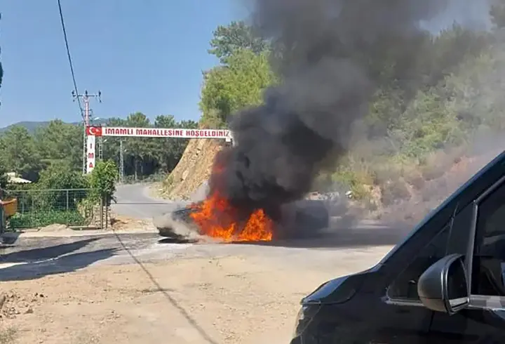 Seyir halindeyken yanan otomobil kullanılamaz hale geldi