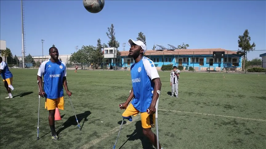 Bir ayağını kaybetse de futbol sevgisi bitmedi