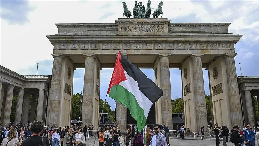 Berlin'de "Gazze'de soykırımı durdurun" çağrısıyla barış gösterisi yapıldı