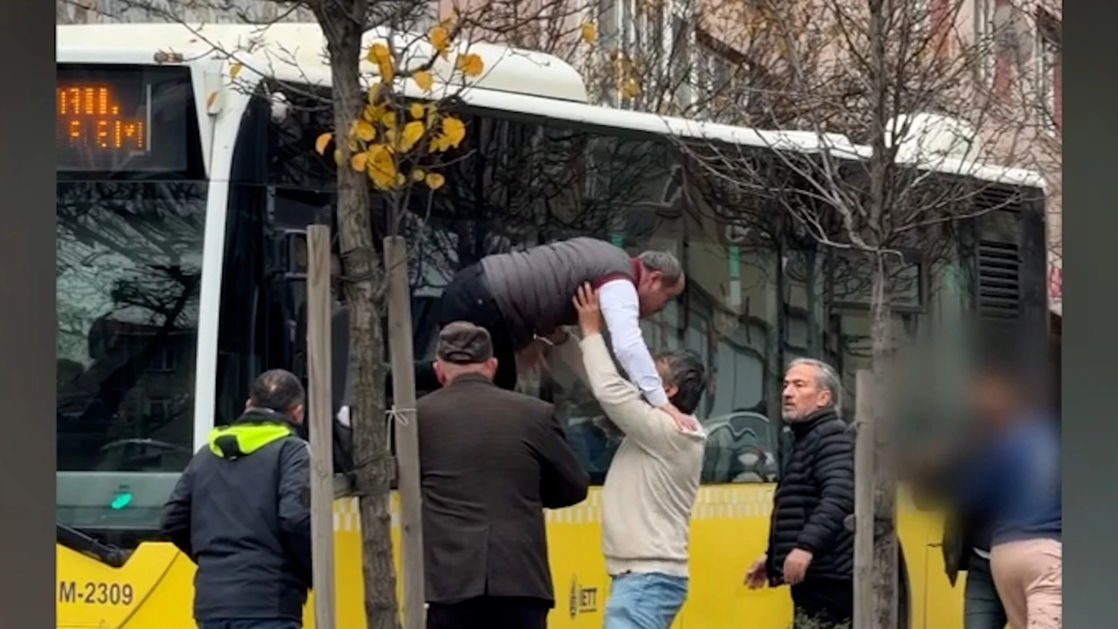 İETT şoförü, otobüsün camından çıkarak kavgaya böyle atladı