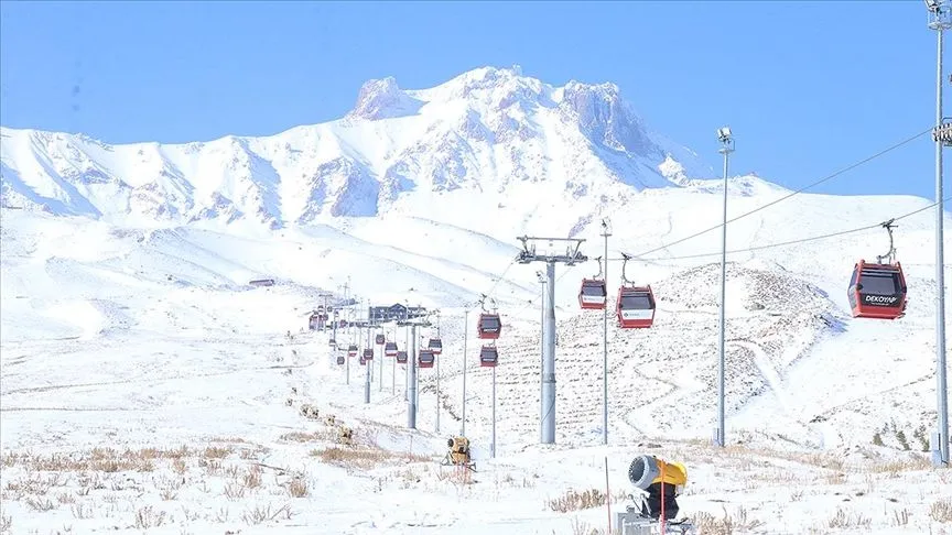Kasımda yağan kar Erciyes'te kayak keyfi için geri sayımı başlattı