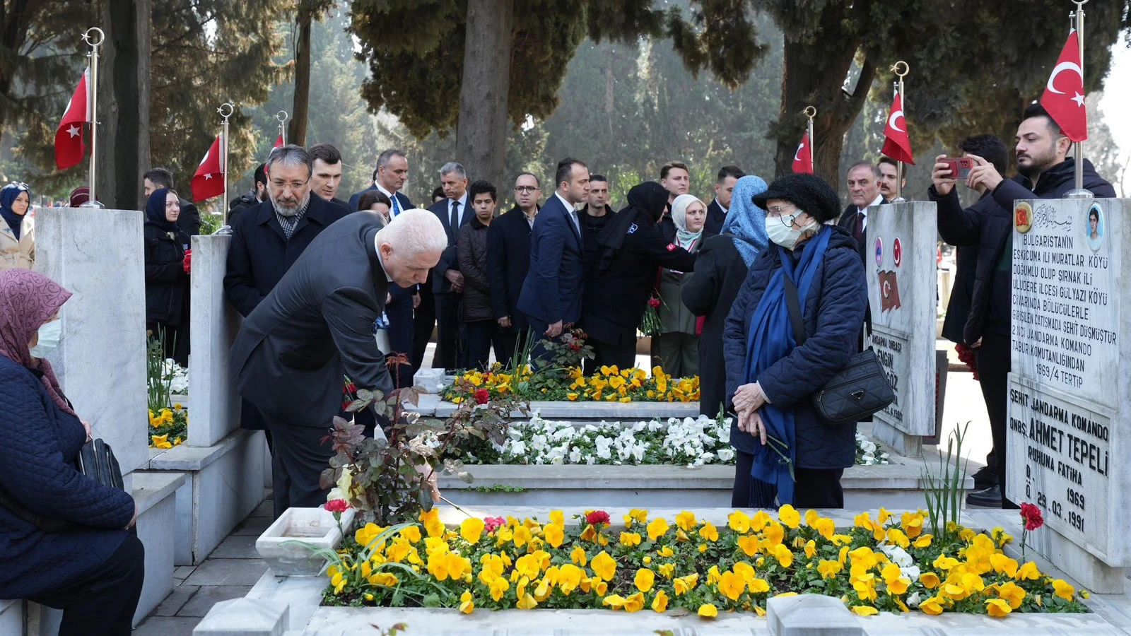 İstanbul Valisi Davut Gül, Edirnekapı Şehitliği'ni ziyaret etti