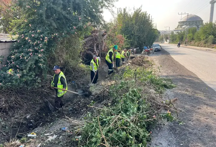 Hatay'da mazgal ve tahliye kanalları atıklardan arındırıldı 