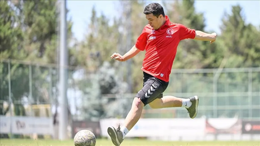 Down sendromlu milli futbolcu ailesinin ve mahallesinin gururu oldu