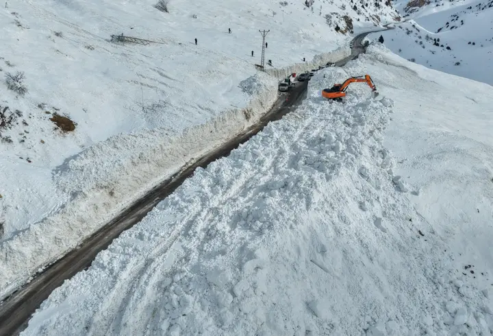 Çığ nedeniyle kapanan Van-Çatak kara yolunda ulaşım tek şeritten verilmeye başlandı