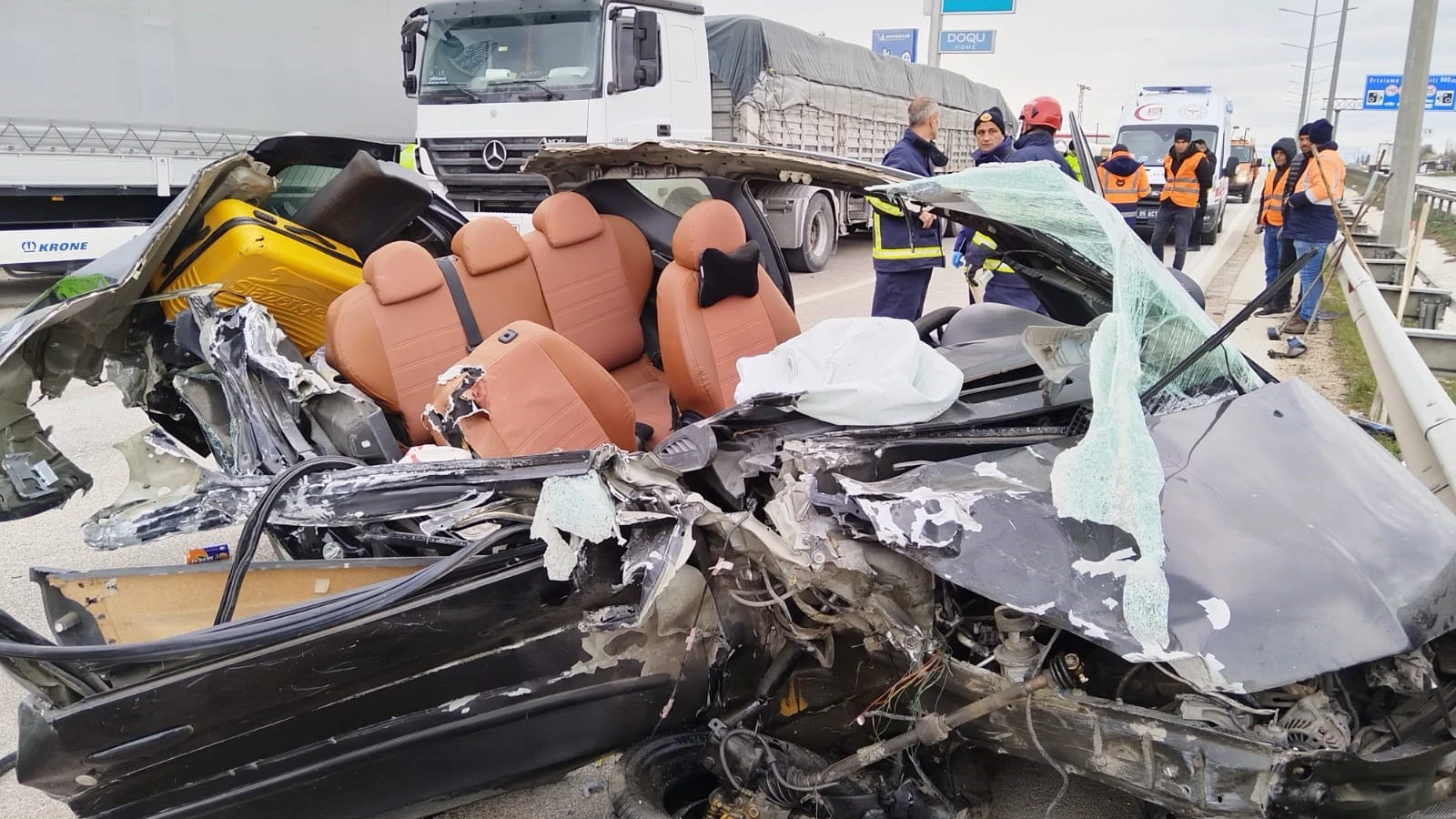 Tıra çarpan otomobil parçalandı, 4 kişilik aile ölümden döndü