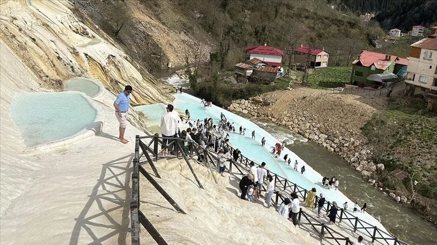 Göksu travertenlerini üç günde 3 bin kişi ziyaret etti