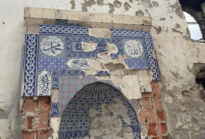 Artvin'deki yangında camiden geriye duvarları ve minaresi kaldı