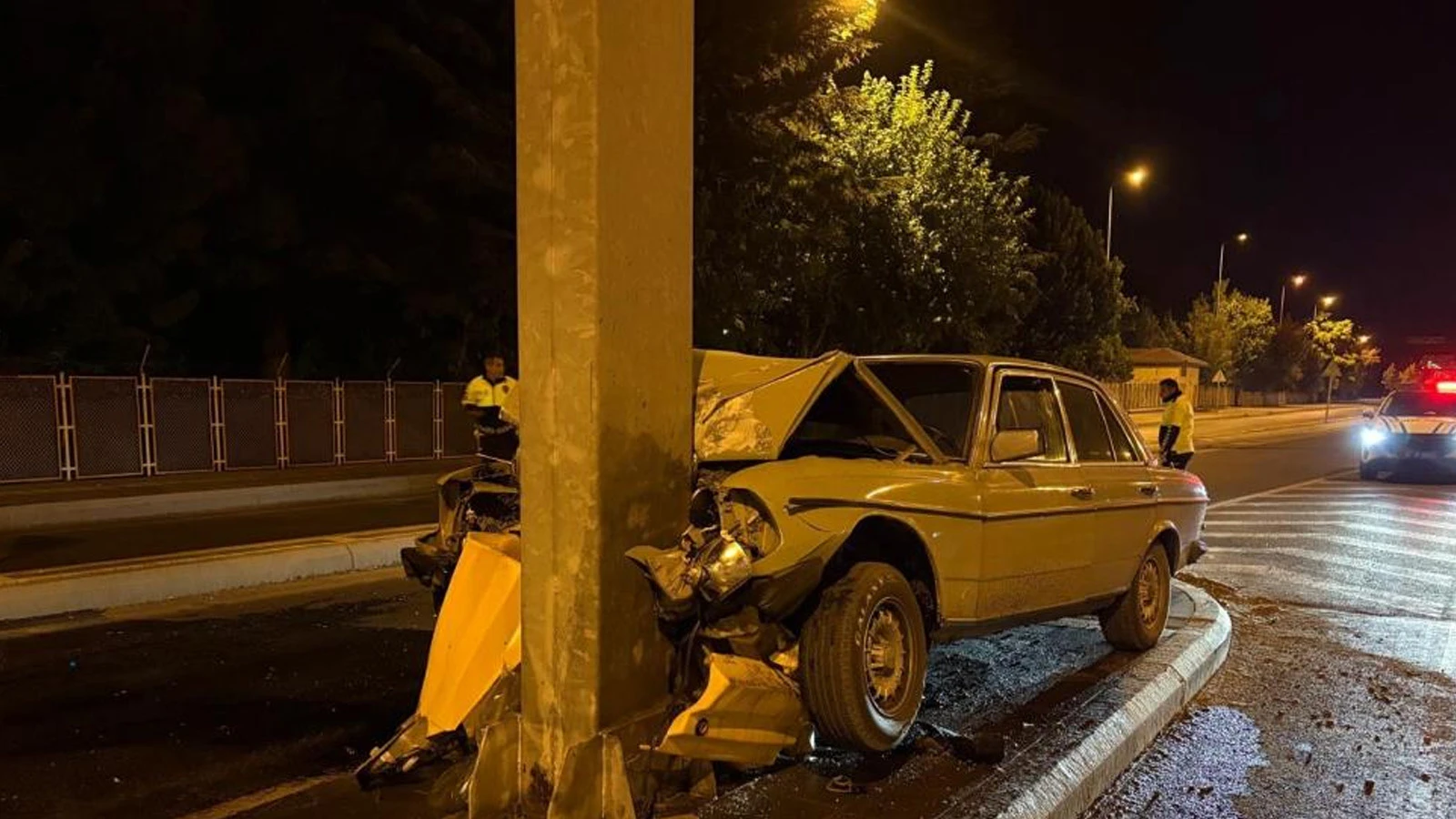 Kayseri'de feci kaza: Klasik otomobil direğe ok gibi saplandı