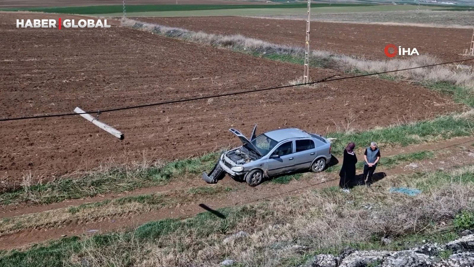Otomobil şarampole yuvarlandı, araçtakiler burnu bile kanamadan kurtuldu