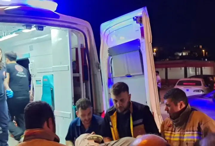 Hatay’da otomobil aydınlatma direğine çarptı; 4 yaralı