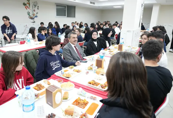Bakan Tekin, lise öğrencileri ve öğretmenleriyle iftar sofrasında buluştu