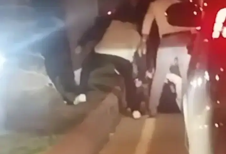 Tartıştıkları kişiyi yere yatırıp darbettiler