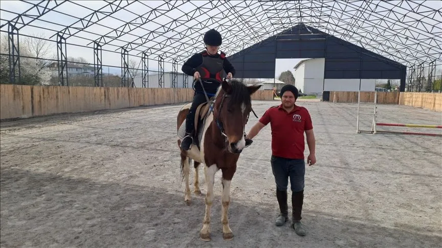 Sakarya'da özel gereksinimli çocuklar, hipoterapiyle gelişim sağlıyor