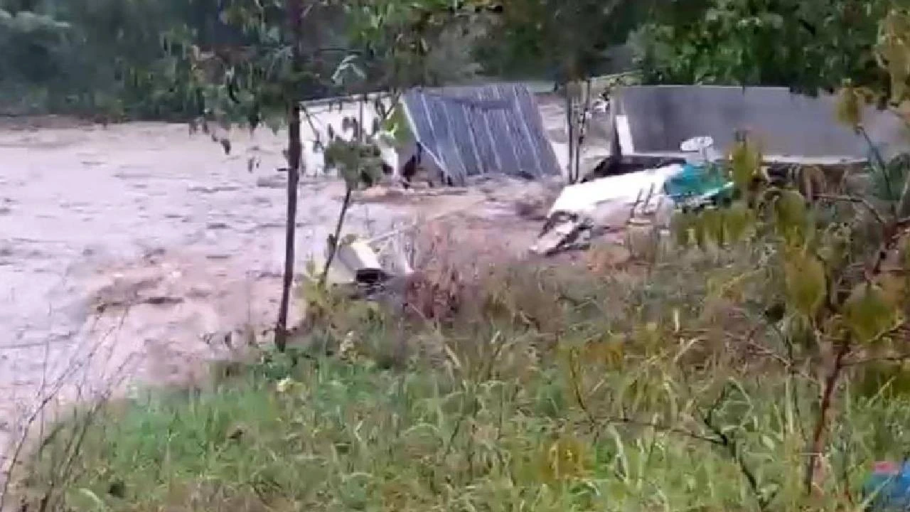 Evler Sel Sularına Kapıldı, Sürüklendi! Evdekiler Son Anda Kurtuldu (Video)