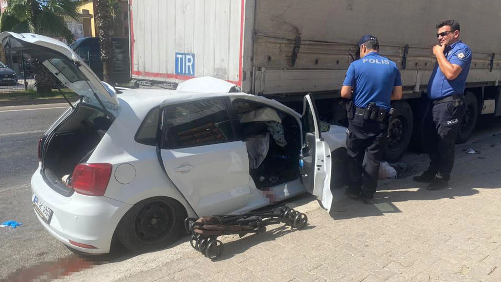 Otomobil, park halindeki tıra çarptı: 4 yaralı