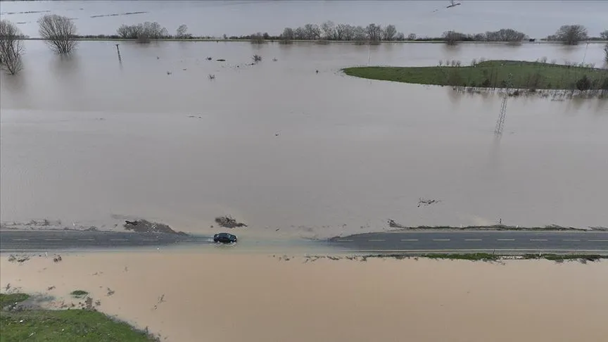 Edirne'de debisi yükselen Meriç Nehri arazilere yayıldı