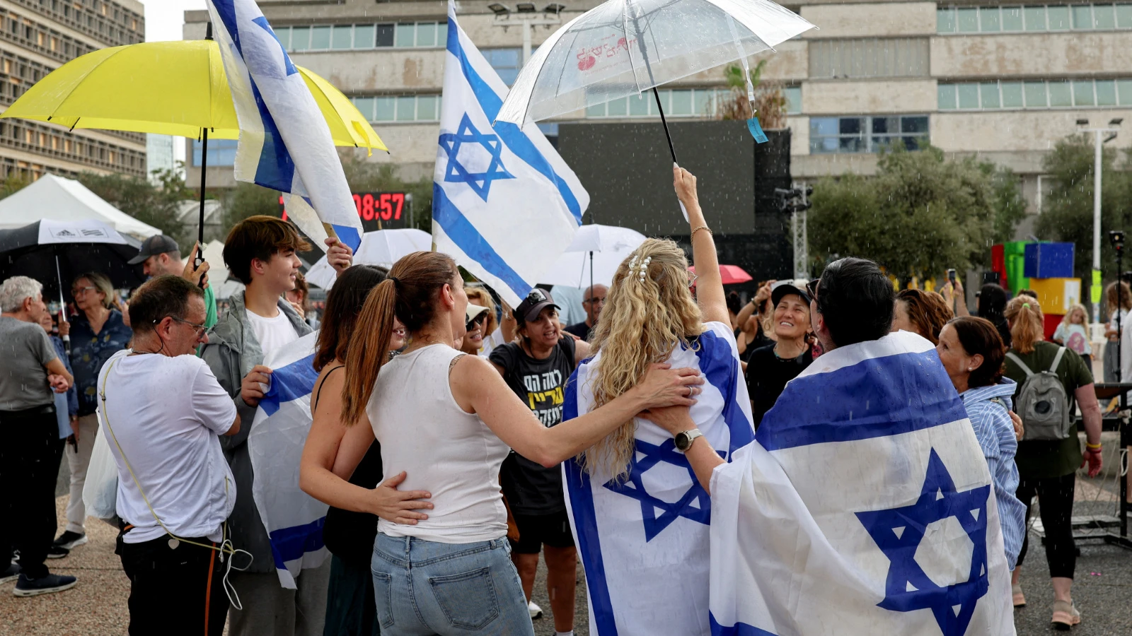 Tel Aviv'de 'Rehineler Meydanı'nda barış kutlamaları başladı