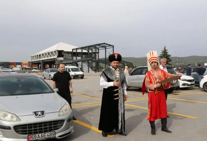 Padişah ve yeniçeri kıyafetleri giyip sürücüleri uyardılar