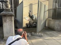Banksy'nin Londra'daki yeni resmi hemen kapatıldı