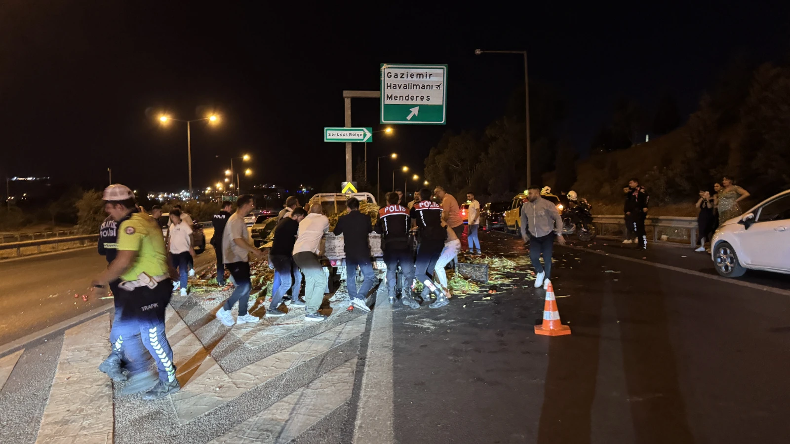 İzmir'de kaza sonucu kamyonette sıkışan 3 kişi kurtarıldı