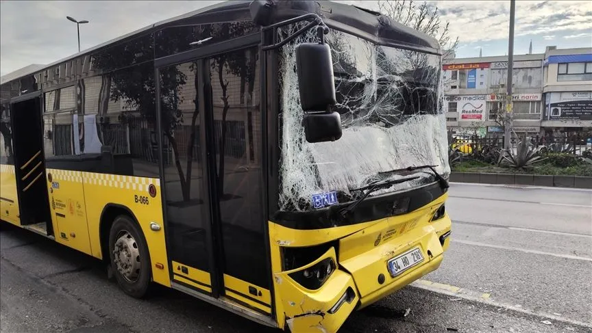 Fatih'te 3 İETT otobüsü durağa yanaşırken kaza yaptı
