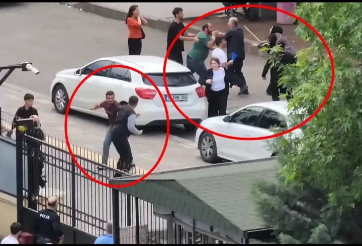 O anlar böyle görüntülendi: Adliye önünde birbirlerine girdiler