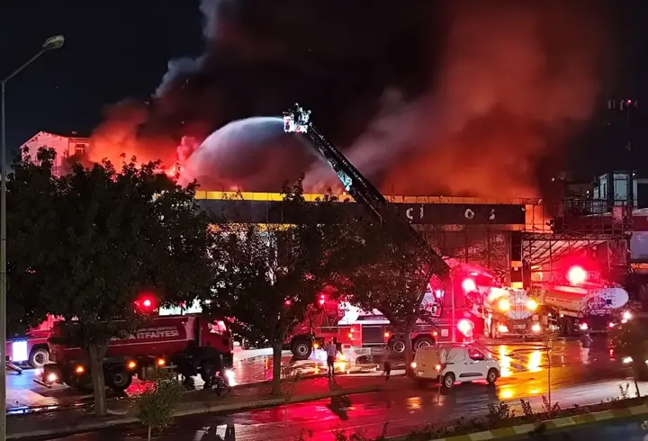 Şanlıurfa'da iş yeri yangını; çatının bir bölümü çöktü