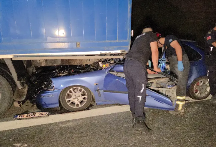 Bursa’da otomobil kamyona çarptı: 1 ölü, 1 ağır yaralı