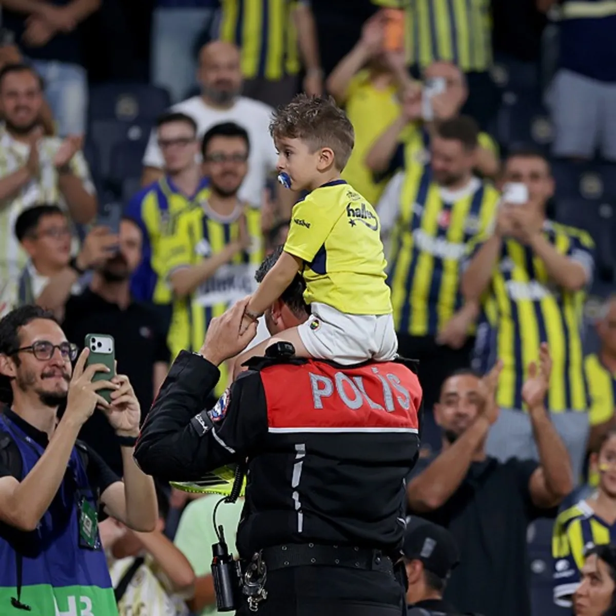 Göktuğ Alımcı, Fenerbahçe - Lyon maçına geldi! Polis memuru, minik taraftarı karşılaşma öncesi sahada gezdirdi