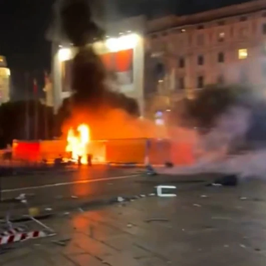 Fransa'daki Eylemler İtalya'ya Sıçradı: Milano'daki Ünlü Meydan Ateşe Verildi