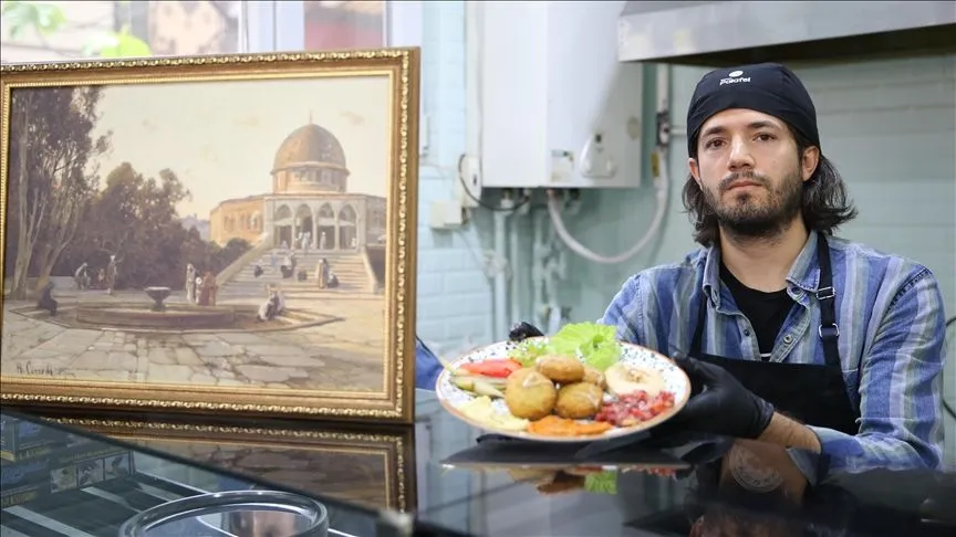 Sakarya'da falafel satan işletmeci, bir günlük gelirini Gazze'ye bağışladı