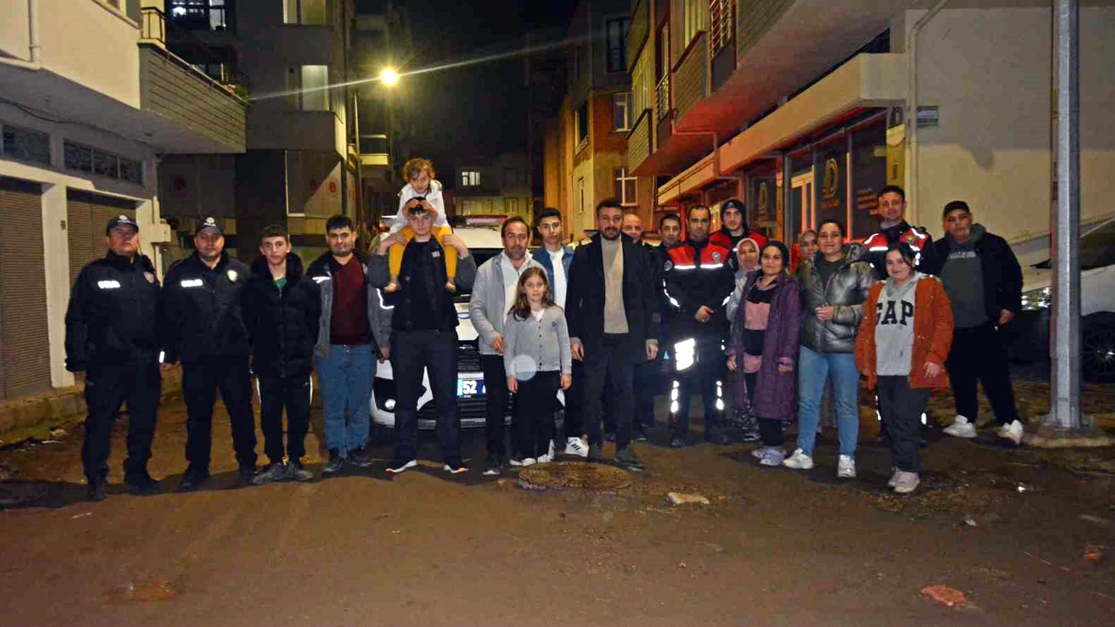 Kavga ihbarına gittiler, sürpriz kutlamayla karşılaştılar