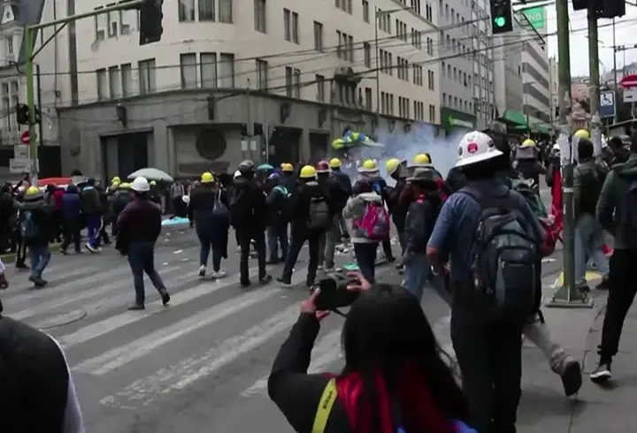 Bolivya'da zam kavgası: Halk birbirine girdi