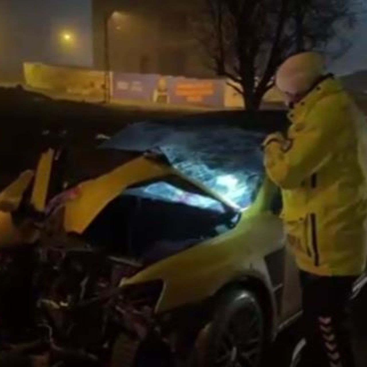 Otomobil elektrik direğine çarptı: 5 yaralı