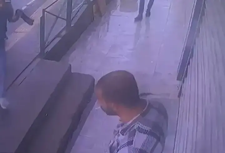 Yol kenarında bekleyen husumetlisini pompalı tüfekle vurdu; o anlar kamerada