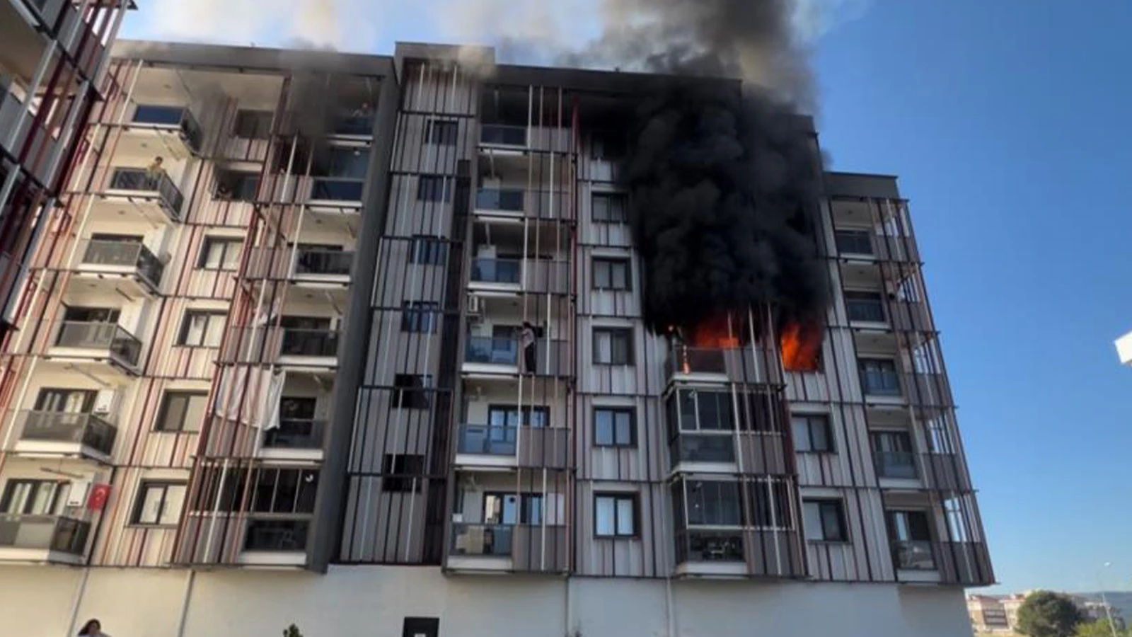 Yangında korku dolu anlar! 10 kişi dumandan etkilendi