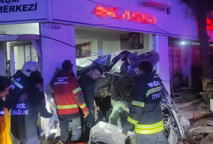 Otomobil, oto lastik mağazasına çarpıp devrildi; 1’i ağır, 3 yaralı