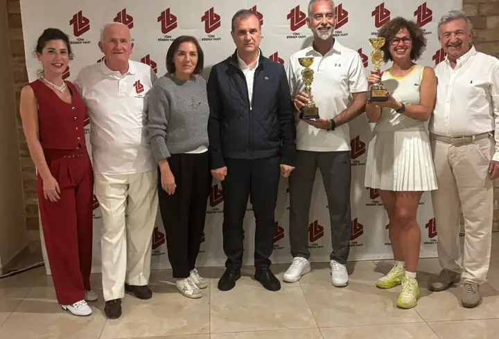 Cumhuriyet coşkusu kortlara taşındı