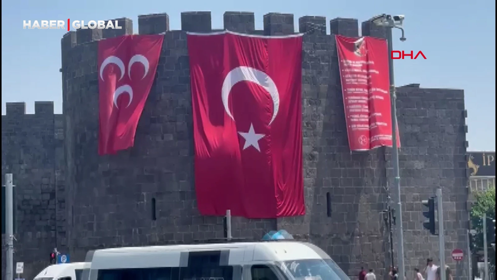 Diyarbakır surlarına MHP ve Türk bayrakları asıldı